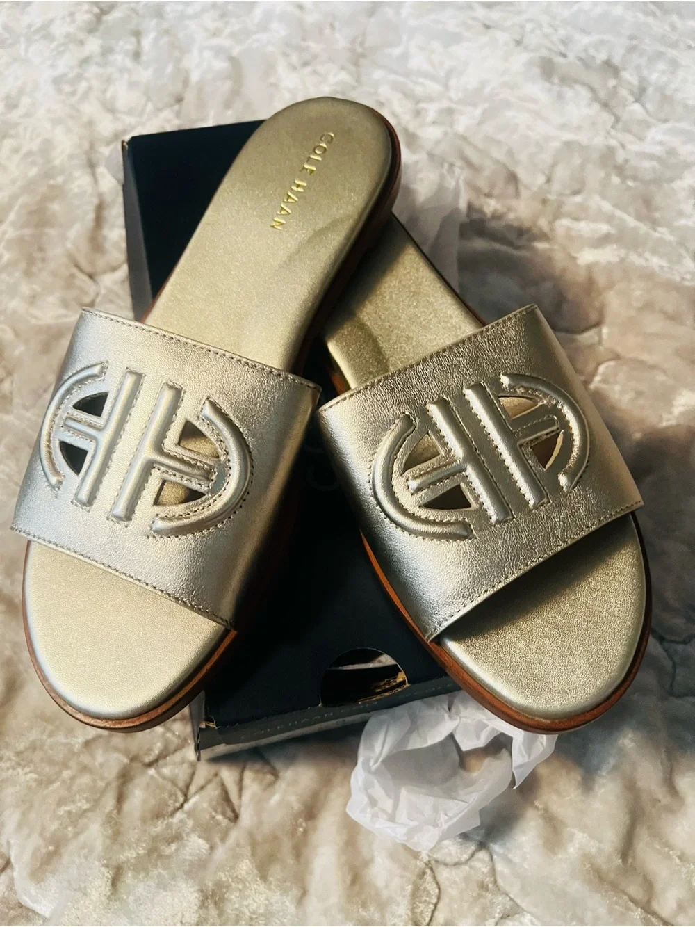NEW IN BOX COLE HAAN FLYNN LEATHER GOLD LOGO SLIDE SANDAL SIZE 9B